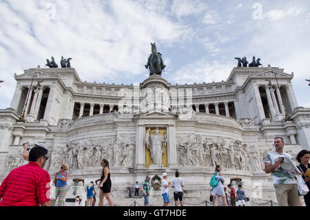 ROME, ITALIE - 5 août 2016 : les personnes qui désirent visiter le monument Victor Emmanuel , le Vittoriano à Venezia Banque D'Images