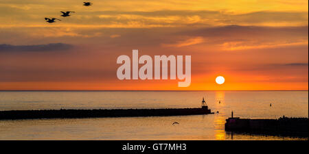 Coucher de soleil sur le port de Hirtshals Banque D'Images