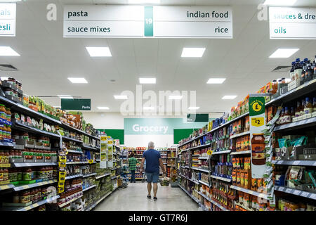 L'intérieur d'un supermarché Morrisons. Banque D'Images