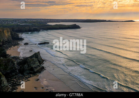 Coucher de soleil sur la baie de Newquay en Cornouailles. Banque D'Images