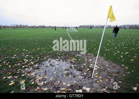 Un poteau de coin est vu dans une grande flaque après de fortes pluies sur des terrains de football à Hackney Marshes - 15/11/09 Banque D'Images