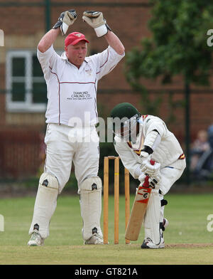 Paul Murray de Hornchurch réagit comme batteur de Basildon T Alam a un rasage de près - CC vs Basildon Essex Hornchurch CC - Ligue de Cricket - 23/05/09. Banque D'Images