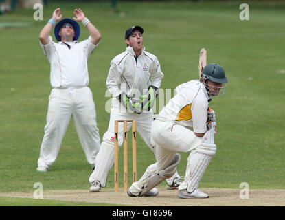 Harold Wood Richard batteur a Brabner un rasage de près - Harold Wood CC vs Walthamstow CC - Ligue de Cricket Essex - 13/06/09. Banque D'Images