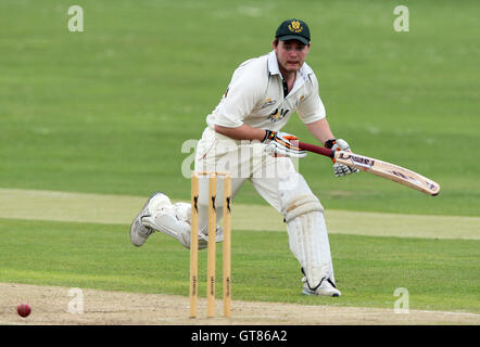 Richard Brabner de Harold Wood a un rasage de près car il évite d'être épuisé - Harold Wood CC vs Walthamstow CC - Ligue de Cricket Essex - 13/06/09. Banque D'Images