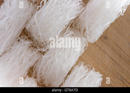 Vue de dessus de plusieurs rouleaux de haricot mungo, vermicelle ou cellophane noodles, riche en protéines et sans gluten sans arr Banque D'Images