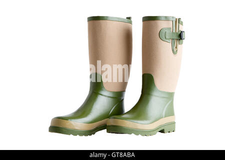 Vue latérale d'une paire de bottes de jardin élégant en deux tons vert et beige avec des goussets réglables debout côte à côte est Banque D'Images