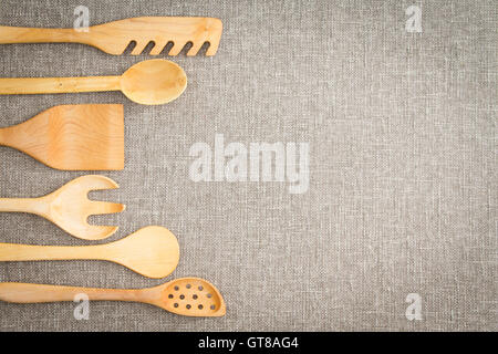 Des ustensiles de cuisine pour la préparation des aliments disposés dans une ligne courbe, comme une frontière côté décoratif sur un beige neutre , text Banque D'Images