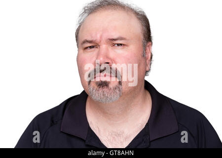 Perplexe homme d'âge moyen avec une barbiche froncer et regardant la caméra avec un regard de méfiance isolated on white Banque D'Images