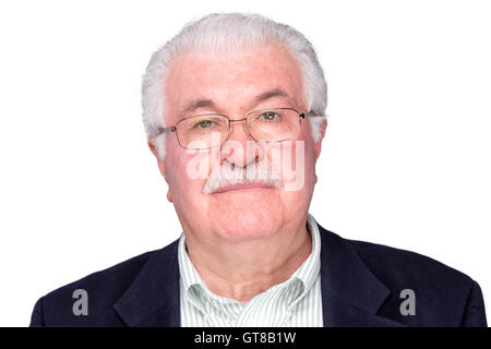 Tête et épaule d'un homme sérieux avec des cheveux blancs portant des lunettes et regardant la caméra. Isolé sur Blanc B Banque D'Images