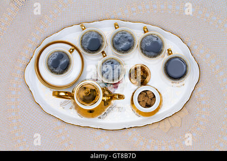 Close up six tasses de café turc sur plateau blanc servi sur table blanche en High Angle View. Banque D'Images