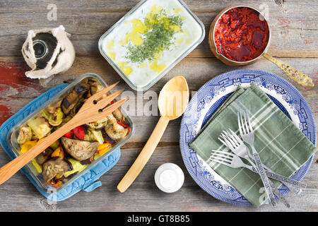 Légumes grillés à l'aubergine, tzatziki, cacik Turc avec l'aneth, et la pâte de piment rouge prêt à être servi avec plat Banque D'Images