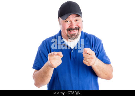 Joyeux Heureux homme d'âge moyen dans les tenues, pointant sur l'appareil photo avec un air amusé, isolated on white Banque D'Images