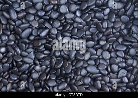 Texture de fond de petits cailloux noirs de douceur ou de pierres pour une utilisation dans le décor et l'aménagement paysager du jardin, full frame fermer u Banque D'Images