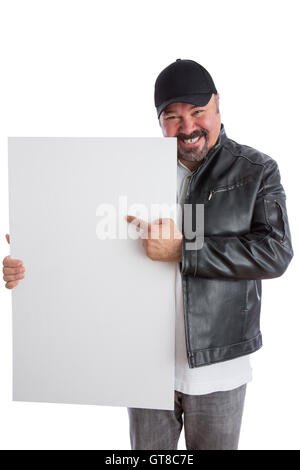 Tendance charismatique homme d'âge moyen dans une veste en cuir et le cap vers une case white signe qu'il est maintenant avec un sourire rayonnant Banque D'Images