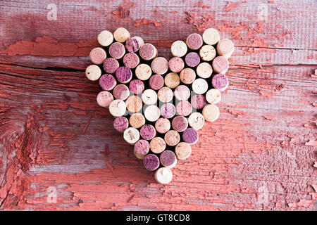 Beaucoup de vin Bouchons formé en forme de coeur pour l'amour Concept au sommet d'une ancienne table en bois en High Angle View. Banque D'Images