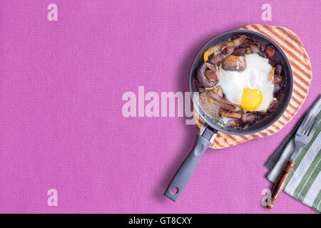 Sunny Side Up omelette sur Violet Color Table Cloth, copier, à gauche Banque D'Images