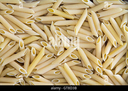 La texture de fond, penne rigate ou Pâtes ziti avec ses tubes coupés en biseaux creux utilisé dans la cuisine italienne et d'un savoureux ziti cocotte Banque D'Images