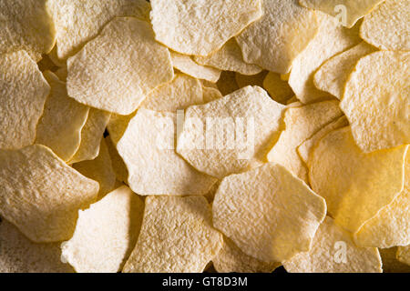 Texture de fond près de golden chips de pomme de terre cuite au four pour une délicieuse collation ou un apéritif Vue de dessus du châssis complet Banque D'Images