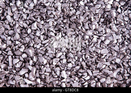 Texture de fond de petites pierres d'argent avec un reflet métallique de forme irrégulière et aléatoire, gros plan Détail des frais généraux Banque D'Images