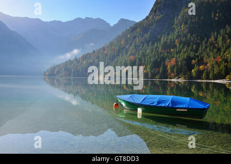 Voile dans le lac en automne, Plansee, Tyrol, Autriche Banque D'Images