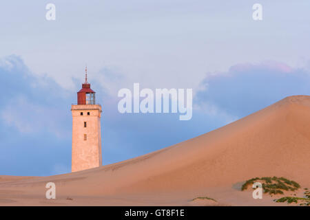 Les Dunes et le phare de Rubjerg Knude, à l'aube, Lokken, Nord Jutland, Danemark Banque D'Images