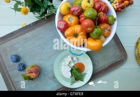 Vue de dessus de la cuvette de Heirloom Tomatoes et assiette de fromage Feta et basilic frais Banque D'Images