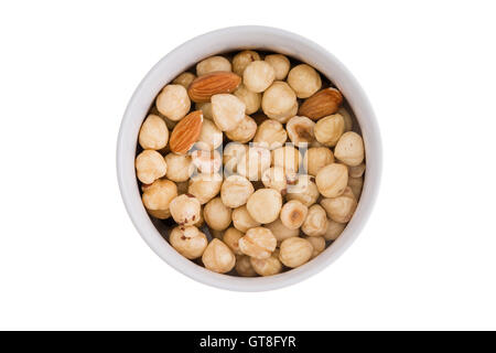 Ramequin de noisettes et amandes grillées frais servi prêt pour les collations en entrée pour un repas, vue aérienne isolé sur whit Banque D'Images