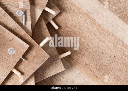 High Angle Portrait inachevé de planches en bois avec des pointes et des trous - Contexte de l'état non monté en bois Copy Space Banque D'Images