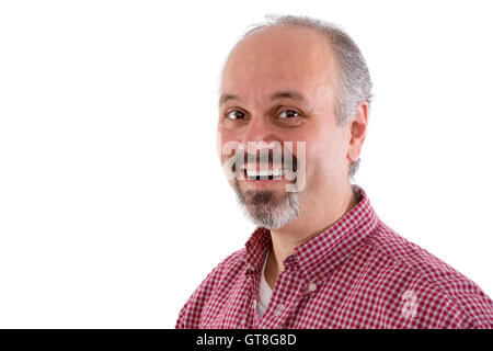Homme d'âge moyen attrayant avec une barbiche portant une chemise à carreaux rouge et d'un beau sourire amical à travers en camer Banque D'Images