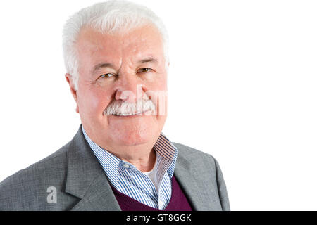 Fermer jusqu'Gray-Haired Senior Businessman Smiling at the Camera, isolé sur fond blanc. Banque D'Images