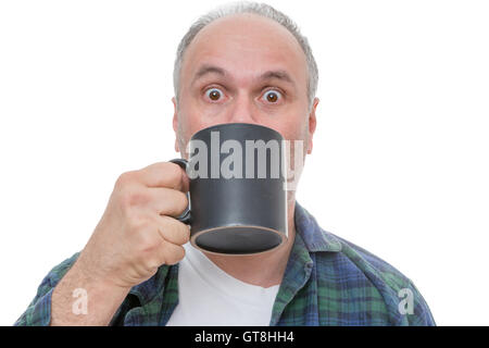 Seul balding et barbus choqué man holding coffee mug noir en face de face avec les yeux grand ouvert sur fond blanc Banque D'Images