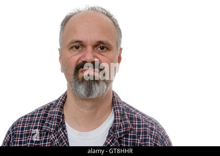Seul balding grumpy old man in barbe, moustache et Pyjama à carreaux avec l'expression de colère sur maillot de corps blanc Banque D'Images
