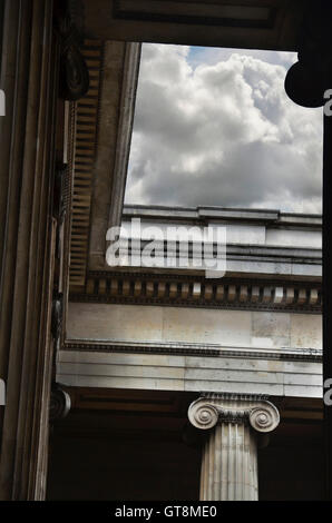 Low Angle View de colonnes au British Museum, Londres, Angleterre, Royaume-Uni Banque D'Images