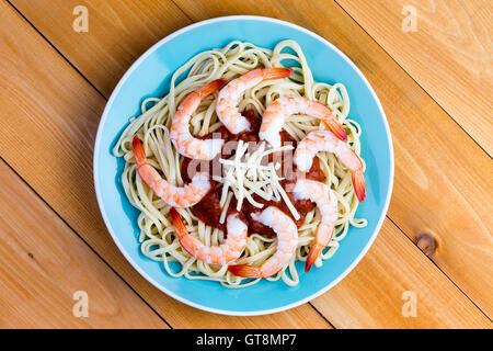 Pâtes aux fruits de mer Italiens savoureux avec les crevettes décortiquées sur un lit de spaghetti avec une sauce tomate et de gruyère râpé garniture, Banque D'Images