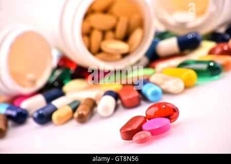 La composition avec variété de pilules de drogue et les conteneurs. Banque D'Images