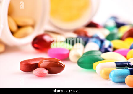La composition avec variété de pilules de drogue et les conteneurs. Banque D'Images