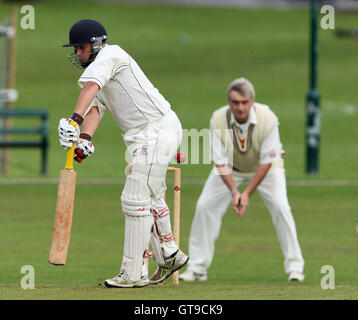 S Wright de Upminster a un rasage de près - Upminster CC vs Saffron Walden CC - Ligue de Cricket Essex - 06/09/08 Banque D'Images