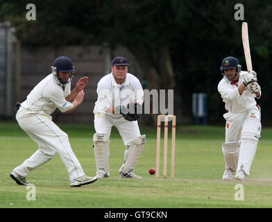 M Squibb regarde de derrière les souches comme H Qureishi hits out for South Woodford - Upminster CC vs South Woodford CC - Ligue de Cricket Essex - 16/08/08 Banque D'Images