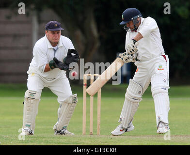 M Squibb regarde de derrière les souches comme H Qureishi hits out for South Woodford - Upminster CC vs South Woodford CC - Ligue de Cricket Essex - 16/08/08 Banque D'Images