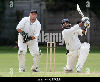 S de l'Akbar Woodford trous hors du bowling d'un Ali comme M Squibb regarde de derrière les souches - Upminster CC vs South Woodford CC - Ligue de Cricket Essex - 16/08/08 Banque D'Images