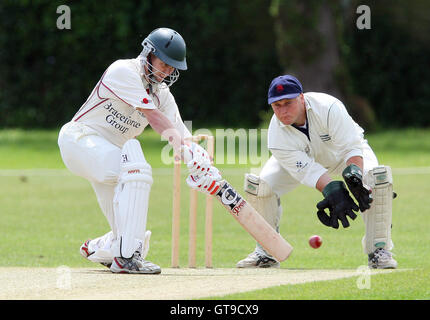 J Russell pour les chauves-souris comme Colchester M Squibb regarde de derrière les souches - Upminster CC vs Colchester et l'Est de l'Essex Essex CC - Ligue de Cricket à Upminster Park - 16/05/09. Banque D'Images