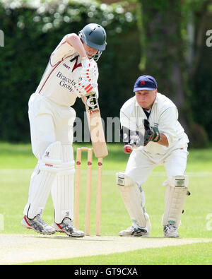 J Russell pour les chauves-souris comme Colchester M Squibb regarde de derrière les souches - Upminster CC vs Colchester et l'Est de l'Essex Essex CC - Ligue de Cricket à Upminster Park - 16/05/09. Banque D'Images