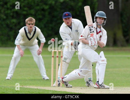 M Squibb regarde de derrière les souches que j Russell pour les chauves-souris - Colchester Upminster CC vs Colchester et l'Est de l'Essex Essex CC - Ligue de Cricket à Upminster Park - 16/05/09. Banque D'Images