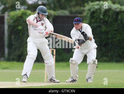 M Squibb regarde de derrière les souches que j Russell pour les chauves-souris - Colchester Upminster CC vs Colchester et l'Est de l'Essex Essex CC - Ligue de Cricket à Upminster Park - 16/05/09. Banque D'Images