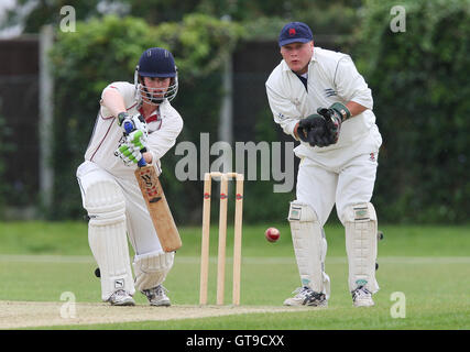 M Squibb regarde de derrière les souches comme N O'Brien pour les chauves-souris - Colchester Upminster CC vs Colchester et l'Est de l'Essex Essex CC - Ligue de Cricket à Upminster Park - 16/05/09. Banque D'Images