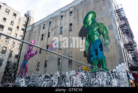 Street art géant murales sur le côté d'un immeuble sur Mulberry Street dans la Petite Italie de New York City Banque D'Images