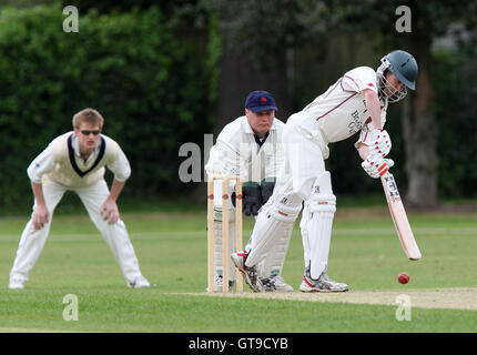 M Squibb regarde de derrière les souches que j Russell pour les chauves-souris - Colchester Upminster CC vs Colchester et l'Est de l'Essex Essex CC - Ligue de Cricket à Upminster Park - 16/05/09. Banque D'Images