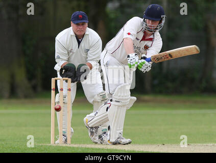 M Squibb regarde de derrière les souches comme N O'Brien pour les chauves-souris - Colchester Upminster CC vs Colchester et l'Est de l'Essex Essex CC - Ligue de Cricket à Upminster Park - 16/05/09. Banque D'Images