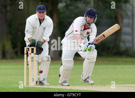 M Squibb regarde de derrière les souches comme N O'Brien pour les chauves-souris - Colchester Upminster CC vs Colchester et l'Est de l'Essex Essex CC - Ligue de Cricket à Upminster Park - 16/05/09. Banque D'Images