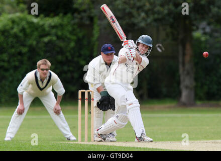 J Russell pour les chauves-souris comme Colchester M Squibb regarde de derrière les souches - Upminster CC vs Colchester et l'Est de l'Essex Essex CC - Ligue de Cricket à Upminster Park - 16/05/09. Banque D'Images